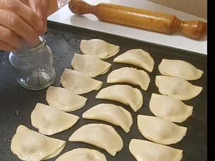 Empanadillas recién hechas en el obrador