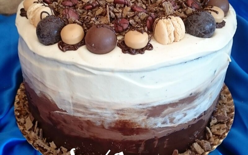 Tarta de chocolate y nata decorada